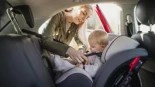 Piden a la DGT un cambio normativo para que los niños puedan viajar en el asiento delantero: “Así evitaríamos olvidos mortales en el coche cada verano”
