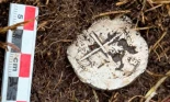Descubren moneda fundacional de 1584 en el histórico sitio en Puerto del Hambre