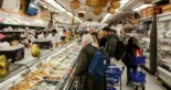 Millones de familias en Nueva York se endeudan por el alza de los precios de los alimentos