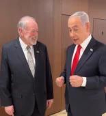 Netanyahu se burla de las teorías sobre su muerte con el embajador de Estados Unidos: "Sí, Mike, estoy vivo" - video