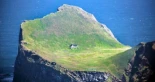 Rodeada de océano, a ocho kilómetros de Islandia y sin vecinos: así es Ellidaey, la casa más solitaria del mundo