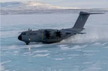 Francia realiza un aterrizaje sin precedentes de un A400M sobre el hielo marino del Ártico