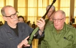 Silvio Rodríguez recibe el fusil AKM que pidió para defender a Cuba si “se lanza” Estados Unidos