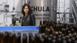 Ayuso garantiza en la fábrica de Cervezas Chula que seguirá bajando impuestos