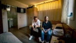 José Antonio y Nuria, en una habitación tras 92 días durmiendo en el coche en Sabadell: "Solo queremos un piso para vivir con nuestro hijo"