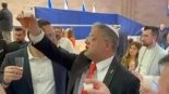 Un ministro israelí descorcha un champán en medio del Parlamento para celebrar la aprobación de la pena de muerte por horca