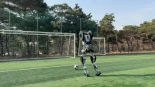 Corea del Sur presenta un robot humanoide capaz de jugar al fútbol y bailar como Michael Jackson: así lo hace
