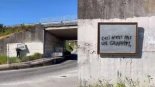 Un grafitero de Lugo desafía las sanciones con una obra irónica en un puente