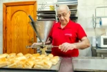 Así se hacen los auténticos miguelitos de La Roda: la historia de uno de los pasteles más icónicos de España