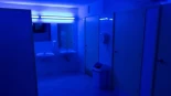 Iluminación azul antidroga en dos lavabos de la Universitat de Lleida para evitar que personas externas los usen para pincharse