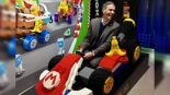 Pedro Sánchez se monta en un coche de 'Mario Kart' en el OXO Museo para ensalzar el sector del videojuego español