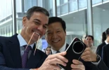 Pedro Sánchez se mete a China en el bolsillo poniéndose unos palillos en la boca a modo de colmillos