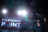 El vicepresidente JD Vance fue recibido por miles de asientos vacíos en un evento de Turning Point USA donde todas las entradas eran gratuitas [ENG]