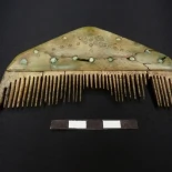 Un peine triple de hueso de la élite germánica tardorromana y un collar de 156 cuentas de ámbar báltico de la Edad del Bronce, encontrados en Alemania