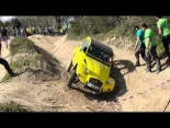 Un Citroën 2 CV desafía las leyes de la gravedad como todorreno. (francés pero es video sobre todo)