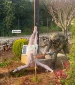 Imagen viral de un soldado israelí destruyendo una escultura de Jesús en Líbano desata la indignación mundial [ENG]