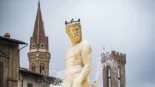 Una turista de 28 años se sube a la fuente de Neptuno en Florencia para tocarle los genitales por una apuesta de despedida de soltera: 5.000 euros de daños