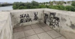 Aparecen pintadas en el Puente Romano de Córdoba