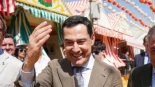 Juanma Moreno va a la Feria de Abril de Sevilla y la reacción de una mujer al verle pasar no deja de compartirse