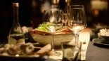 Despiden a la jefa de sala de un restaurante por insultar y amenazar a los camareros: «Bastardos, ahora vais a andar de rodillas»