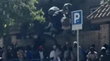 Video del asalto a la Embajada de Gambia en Madrid: varios inmigrantes intentan saltar la valla por el largo tiempo de espera