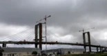 Suspensión en las obras de ampliación del puente del centenario en Sevilla