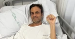 El eurodiputado Jaume Asens recibe el alta hospitalaria tras un trasplante de riñón, donado por su madre