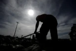 Oxfam Intermón denuncia que los directivos de las empresas españolas más grandes ganaron 98 veces el sueldo medio del país en 2025