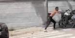 Un antisocial agresivo provoca momentos de tensión agrediendo a viandantes y destrozando vehículos en Mataró