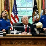 Trump se burla de las orejas del jefe de la NASA ante la prensa