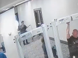 El agente está como diciendo: “Perdón por mi perro, señor.  Eh, por cierto, buen rifle."