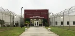 El ICE bate un récord alarmante: el decimoctavo detenido fallece bajo custodia este año. [ENG]