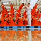 El futuro industrial de China ya no depende de cuántas personas trabajan, sino de cuántos robots coordina su IA. Plantas oscuras, camiones autónomos y algoritmos que toman desiciones