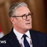 El cántico "Globalizar la intifada" es racista, dice Starmer (EN)