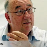 La Fiscalía pide ocho años de cárcel al expolítico del PP Julio de España por agresión sexual ejerciendo de médico