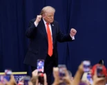 Trump compara a la Armada de EE. UU. con «piratas» mientras esta aborda un barco en el bloqueo a Irán [EN]
