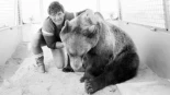 La extraordinaria historia de Hércules, el oso al que una pareja adoptó y crio como parte de su familia