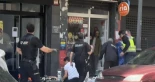 Un joven muere acuchillado en plena calle tras una discusión por la limpieza del negocio en Valencia