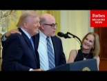 Mark Levin elogia a "nuestro primer presidente judío" en la celebración de Hanukkah de Trump en la Casa Blanca. [ENG]