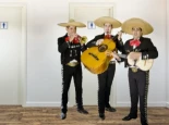 Contrata a una banda de mariachis para que no la oigan defecar en el trabajo