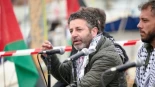 El activista español de la flotilla detenido por Israel eleva su huelga de hambre y deja de tomar agua