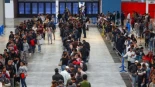 Los bulos sobre un cupo máximo de solicitudes y la desinformación aumentan el caos en la regularización de migrantes: "Tengo la cara quemada, pero no me voy a quedar fuera"