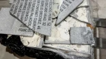 Rotas, embaladas con plástico y olvidadas en el Almacén de la Villa: así están las placas del Memorial de la Almudena que Almeida retiró hace casi siete años