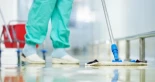 Una limpiadora en un hospital encadena 95 contratos temporales y es despedida por SMS tras reclamar su antigüedad: gana el juicio y volverá a su puesto