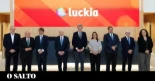 Rueda y la alcaldesa de A Coruña, juntos en la inauguración de la sede de una casa de apuestas: “Se puede llegar muy lejos”