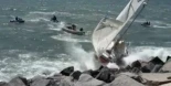 Rescatan in extremis a dos personas de un velero en Mataró antes de que se estrelle contra las rocas