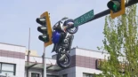 Canadá: Motocicleta queda colgando de un semáforo tras impactante accidente