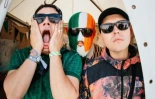 Kneecap se compromete a donar los beneficios de las ventas a organizaciones benéficas tras alcanzar su mejor posición en las listas con un álbum en gaélico: «Fenian» ha llegado al número dos en UK