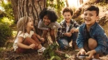 Finlandia reemplazó las superficies artificiales de los parques infantiles con elementos naturales como barro y tierra, y los resultados sorprendieron incluso a los investigadores [ENG]