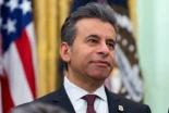 El director de la FDA, nombrado por Trump, dejará su cargo tras enfurecer a los directores ejecutivos de las farmacéuticas, a los grupos de presión de la industria del vapeo y a los grupos antiaborto